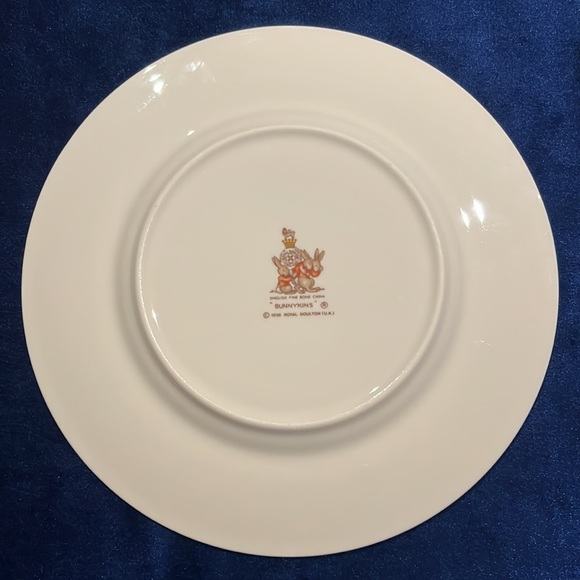 Royal Doulton Bunnykin 8” Plate, Flying Kites - Picture 7 of 8